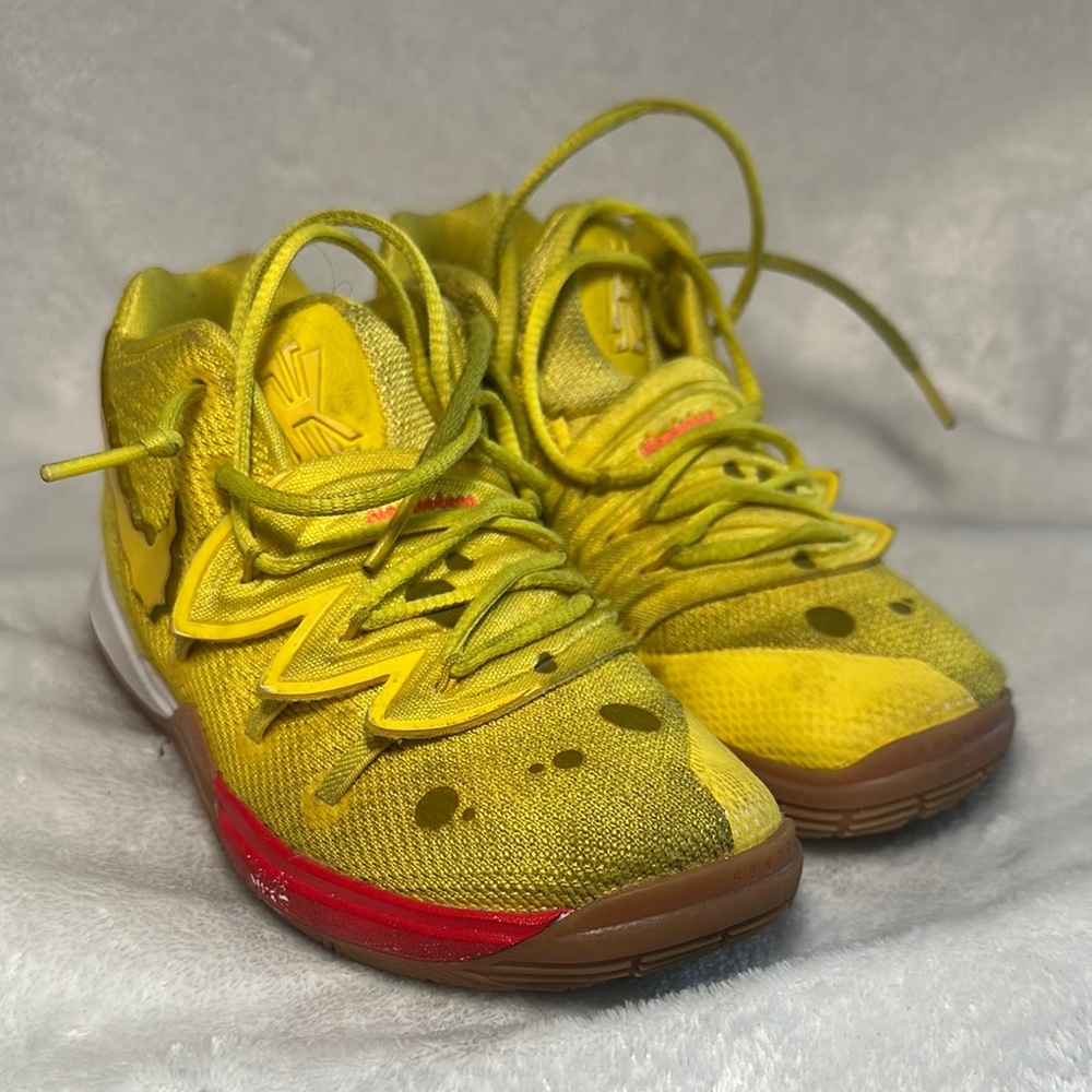 NIKE KYRIE 5 SBSP GS SIZE 12C SPONGEBOB SQUAREPANTS